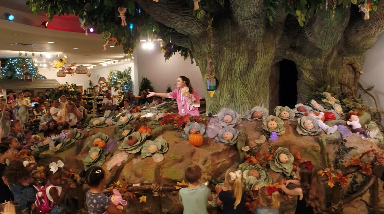 <b>Babyland General Hospital (Cleveland)</b>
<br>
<b>Sitio web</b>: 
<a href="https://cabbagepatchkids.com/">https://cabbagepatchkids.com/</a> 
<br>
<b><a href="https://maps.app.goo.gl/SXWtKWTJgXFEAm4z9">Cómo llegar</a> </b>
<br>
<br>BabyLand General Hospital en Cleveland Georgia es el lugar de nacimiento de Little People y Cabbage Patch Kids. Aseguran que tienen la mayor selección de muñecas Cabbage Patch Kids disponible en el mundo.