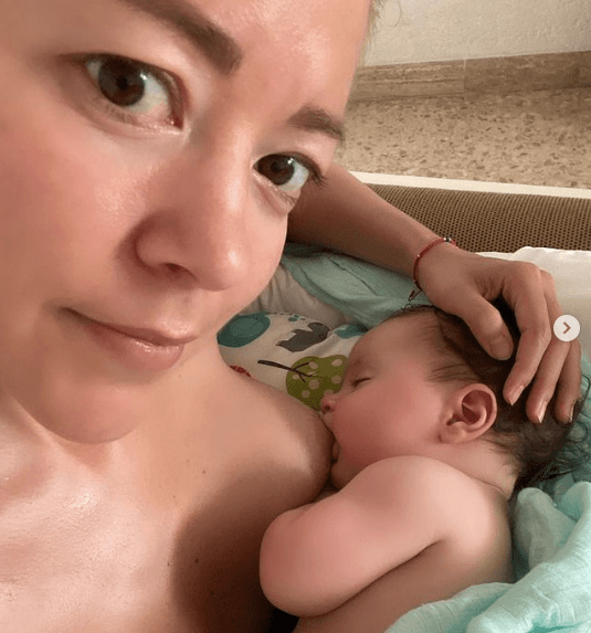 <h3 class="cms-H3-H3">#2 Fernanda Castillo</h3>
<br>A los siete meses del nacimiento de su hijo Liam, quien llegó a este mundo el el 19 de diciembre de 2020, Fernanda Castillo reveló que la lactancia materna es “una de los procesos mas increíbles pero también más desafiantes”.