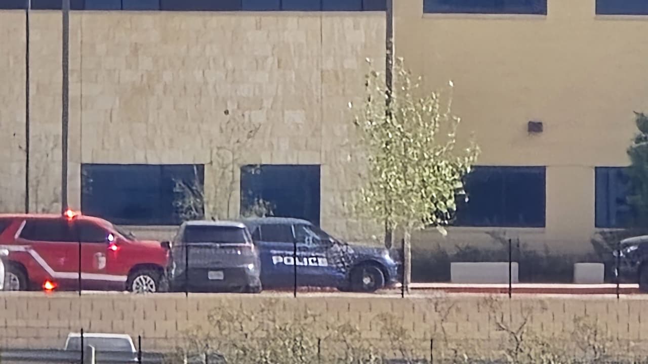 El punto de reunificación fue establecido en Bulverde Middle School, donde familias vivieron momentos de tensión esperando noticias sobre sus hijos, en medio de un fuerte despliegue de seguridad.