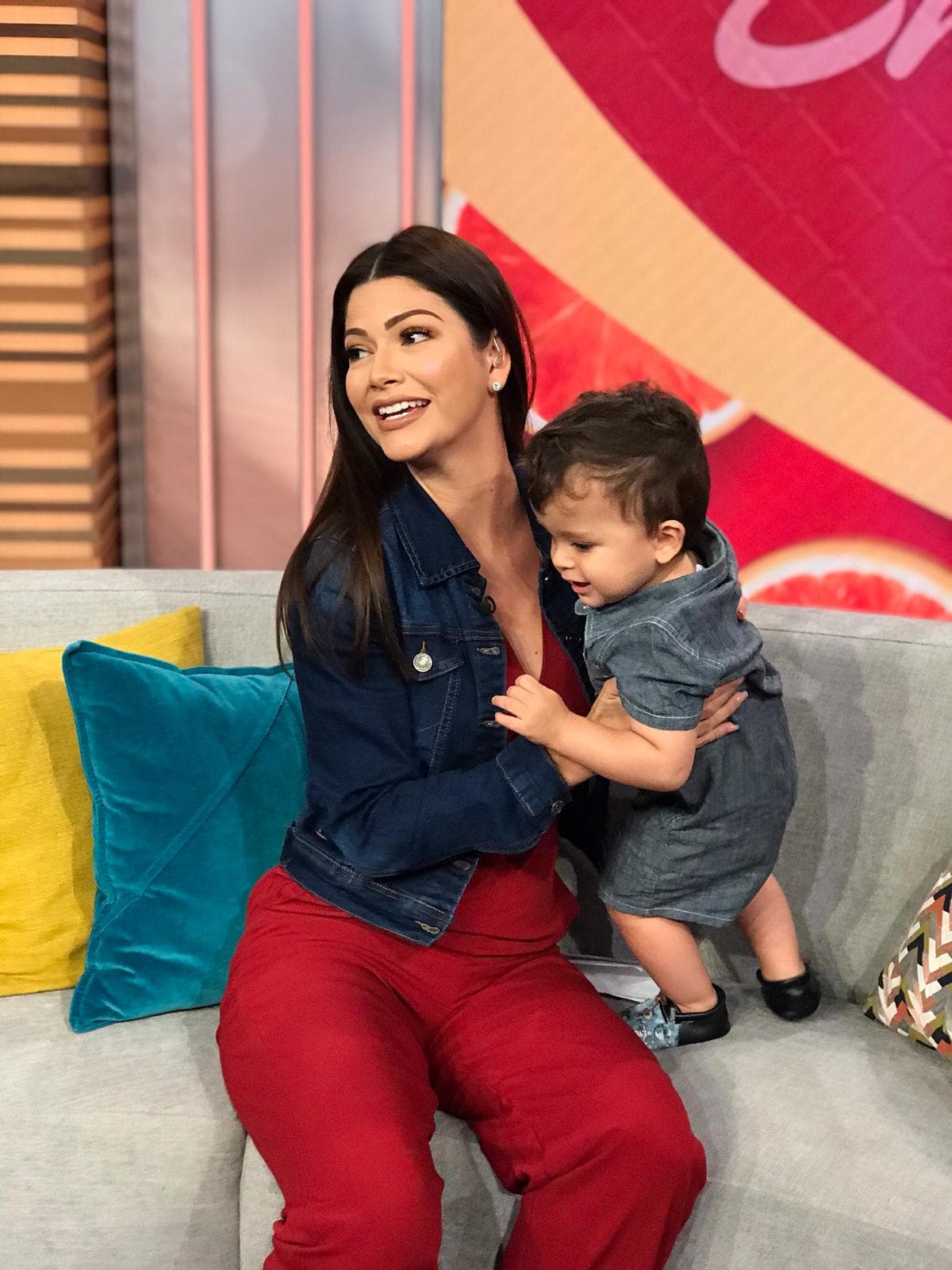 El hijo menor de Ana Patricia no se le despegó ni un segundo, tal parece que durante el programa tuvo un tierno episodio de "mamitis".