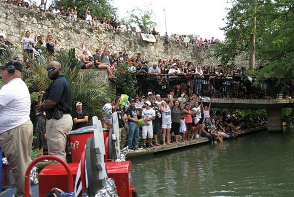 Photos: Spurs Championship Parade 2014 Barges