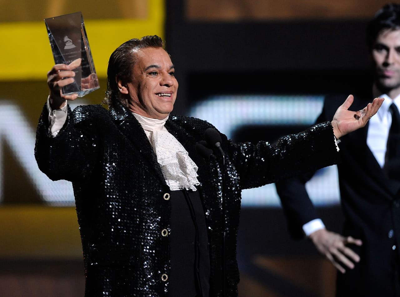 Bien se sabe que 'El divo de Juárez' era un gran adepto a poner el mismo dramatismo de sus canciones que en su 
<a href=" https://www.univision.com/estilo-de-vida/moda/juan-gabriel-el-cantante-que-les-enseno-a-los-latinos-a-vestir-con-brillo">espectacular vestuario</a>.
