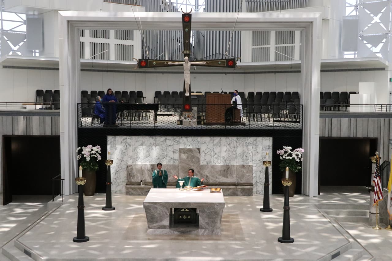 La Catedral de Cristo, en Garden Grove, California, volverá a ser cerrada y las misas dominicales se efectuarán al aire libre, en la plaza de ese recinto. Las iglesias, mezquitas y sinagogas no podrán ofrecer servicios en el interior, debido al aumento de casos nuevos de coronavirus.