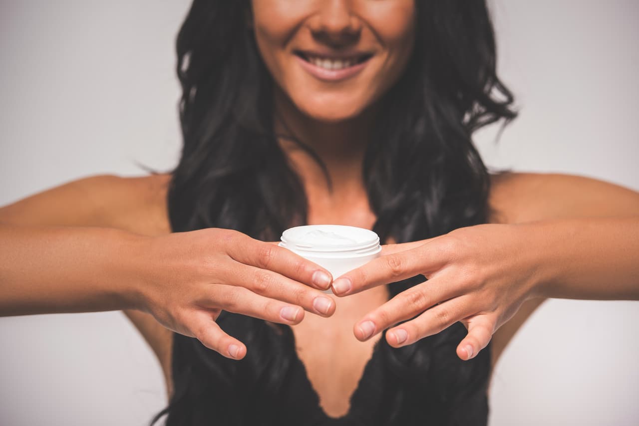 <b>Hidratarlo.</b> La piel del pecho necesita grandes dosis de hidratación, de lo contrario tiende a agrietarse. Tras la ducha hay que aplicar aceites y cremas que la nutran en profundidad.