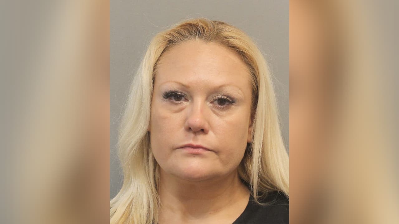 Crystal Ann Stillwell, está acusado de robo de entre $30,000 y $150,000.