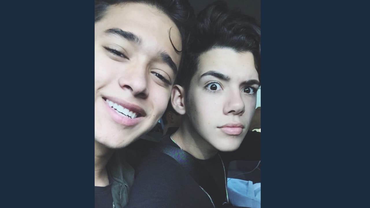 Todos saben que están luchando por el mismo sueño y al final sólo 5 serán los ganadores, pero esto no los detiene de ser buenos amigos y divertirse en su tiempo libre.