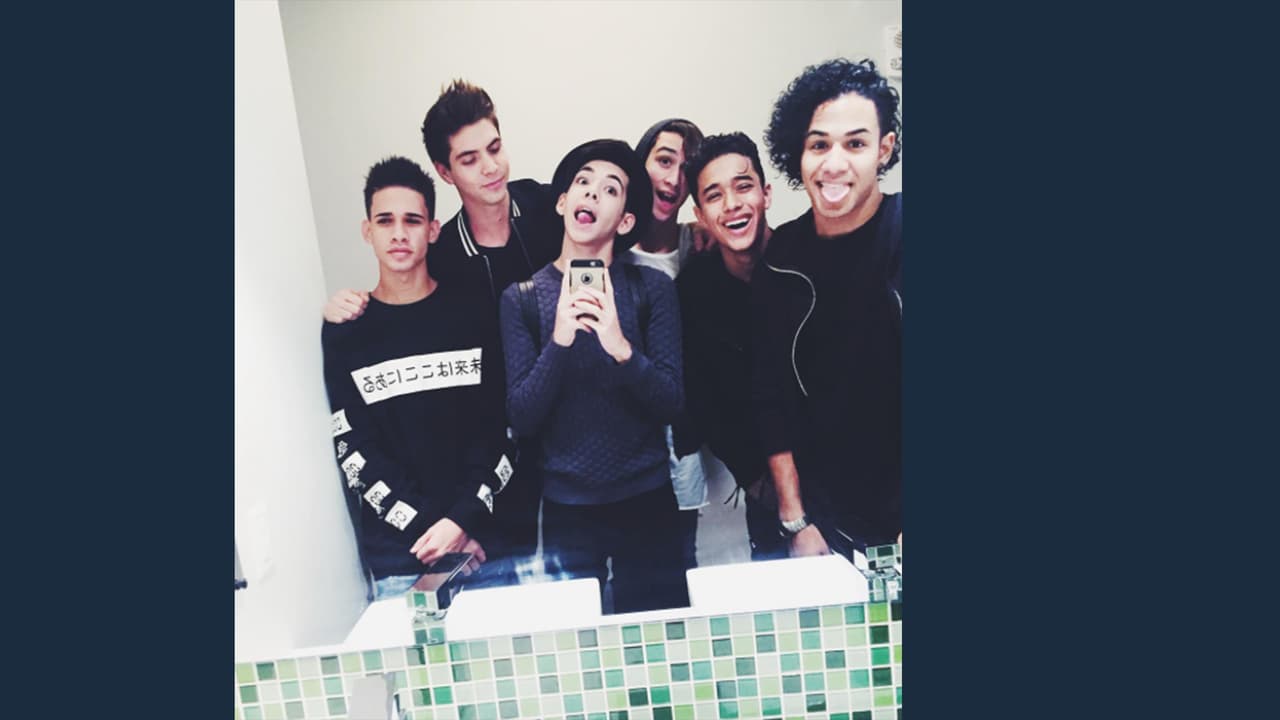 Todos saben que están luchando por el mismo sueño y al final sólo 5 serán los ganadores, pero esto no los detiene de ser buenos amigos y divertirse en su tiempo libre.