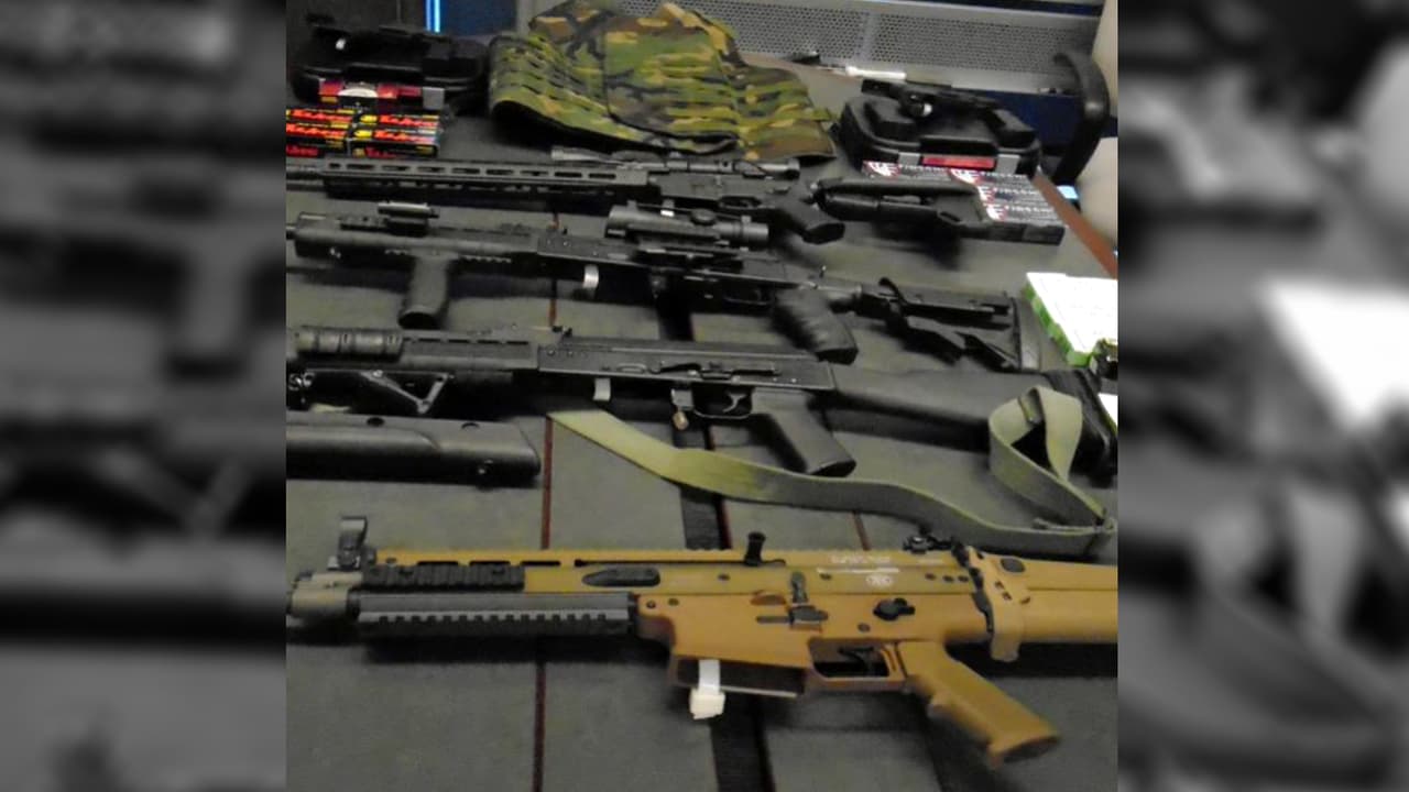 Arrestan a un adolescente cuando intentaba cruzar armas y municiones a México
