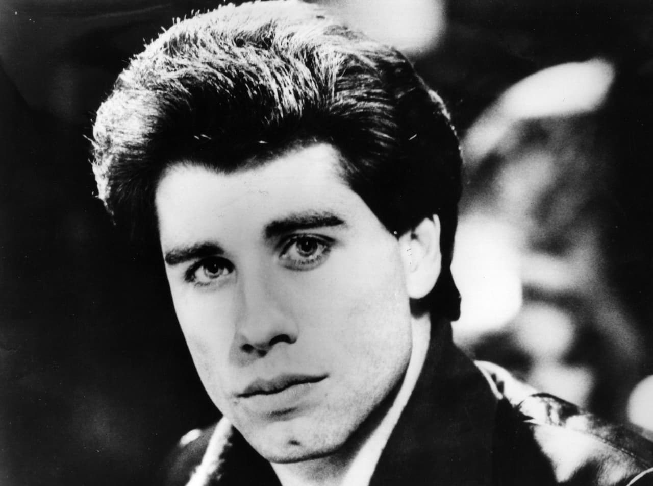 Cuenta la teoría creada por los fans de John Travolta que el actor murió en 1991 y fue sustituido por un cantante alemán muy parecido a él.
