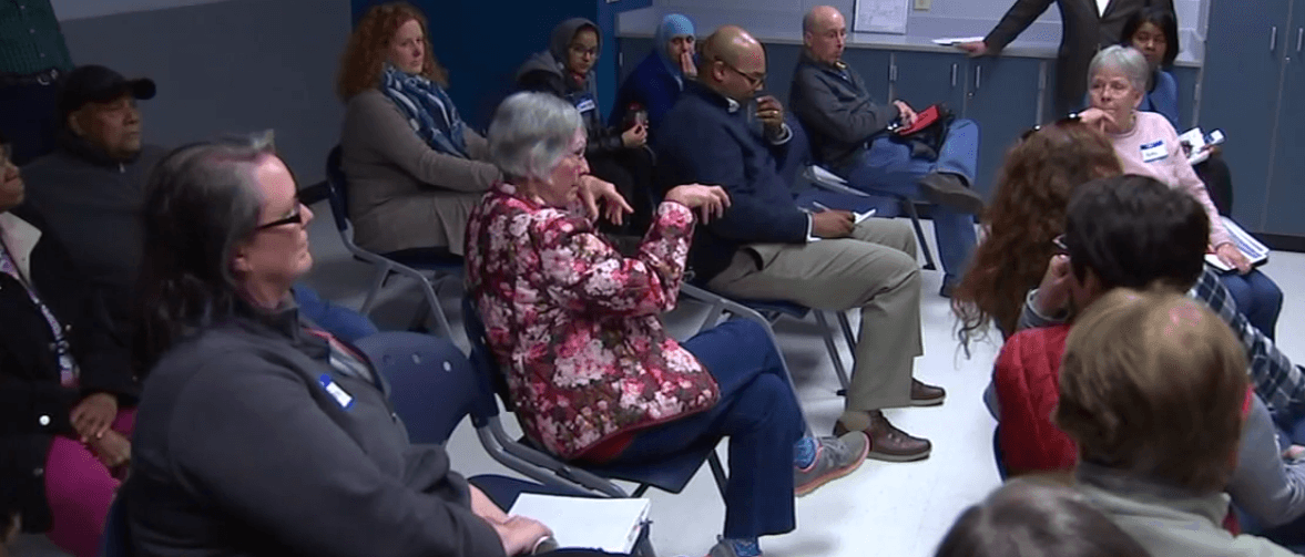 Residentes de Raleigh se reúnen para discutir mejoras en Capital Boulevard y aprovechan para expresar inconformidad sobre entrenamiento militar reciente.