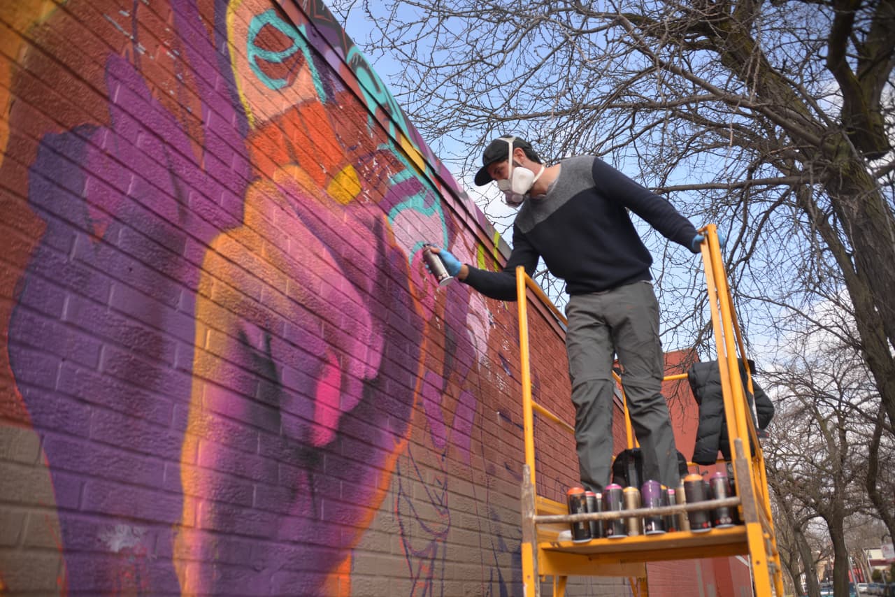 El instituto Nacional Electoral comisionó al artista para que haga murales en Los Ángeles y en Chicago para promover el voto de los mexicanos en el extranjero. La temática del proyecto es “México está donde estás tú".