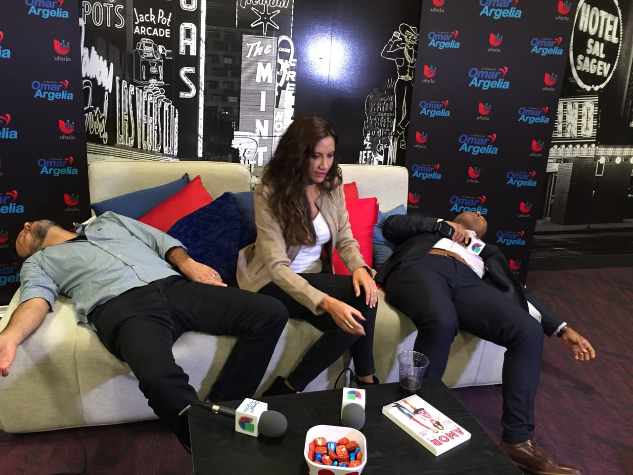 Omar y Argelia no pueden ocultar el cansancio después de un largo día.