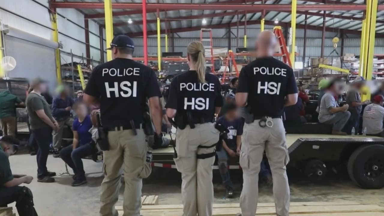 ICE arresta más de 150 personas en una redada en una fábrica de tráilers en el norte de Texas