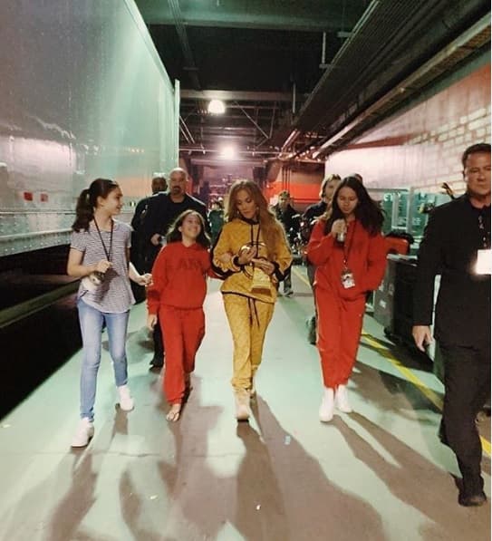 En el video, las jovencitas 
<b><a href="https://us.hola.com/celebrities/2019101829293/jennifer-lopez-alex-rodriguez-kids-sports-athlete-video/" target="_blank">celebran la victoria</a></b> del primer lugar en su encuentro de atletismo, según informó Hola!