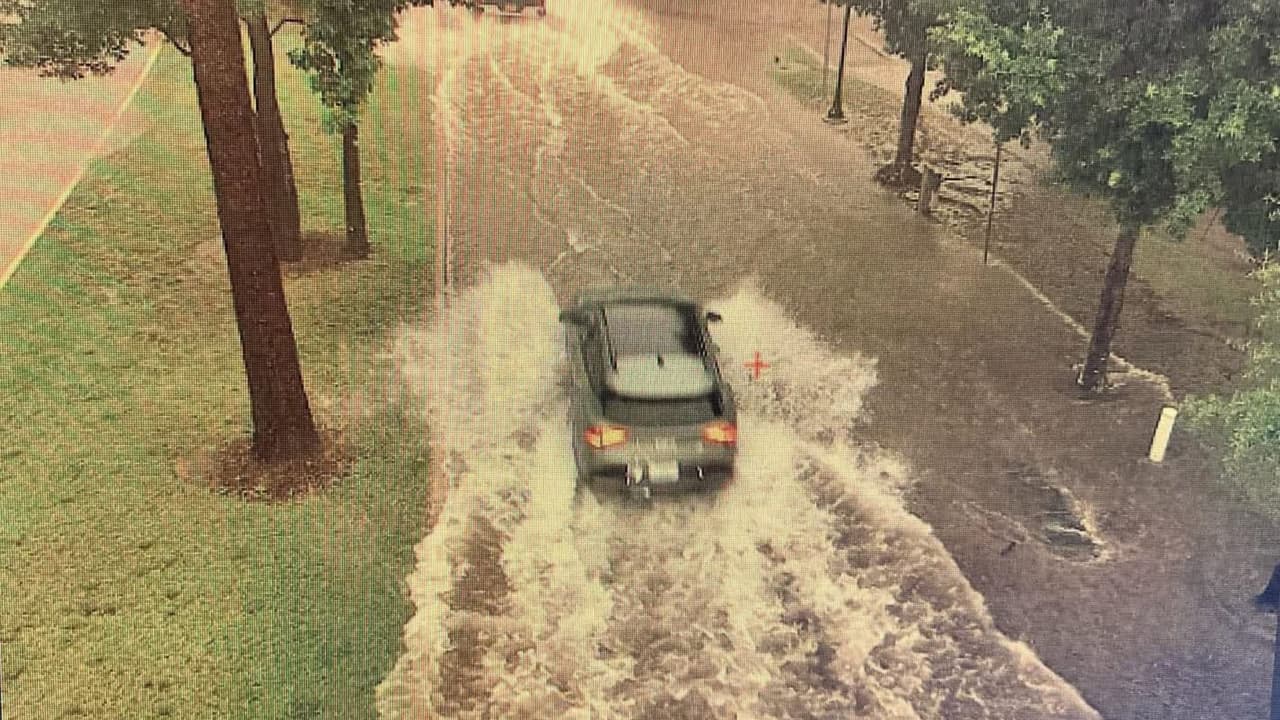 Además de los rescates vehiculares, los bomberos atendieron 
<b>tres incidentes adicionales relacionados con las inundaciones</b>, incluyendo reportes de varias viviendas en la zona de 
<b>North Woodstock</b> que registraron afectaciones menores por el ingreso de agua. 
<br>
<br>A pesar de la magnitud de las lluvias y las inundaciones, las autoridades informaron que 
<b>no se reportaron personas lesionadas</b>.