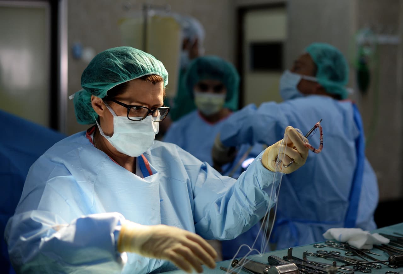 Elegir un cirujano y una institución con todos los permisos y certificaciones necesarias, es la mejor forma de garantizar un servicio de alta calidad.