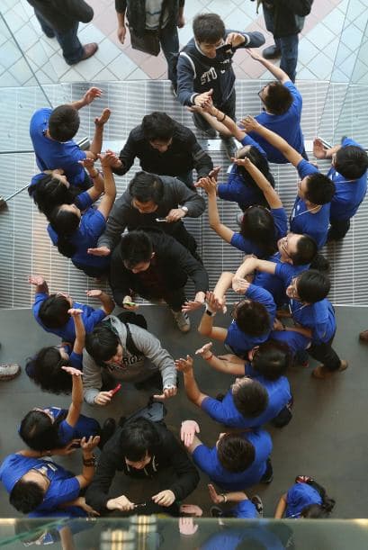 Cientos de fanáticos chinos de Apple se congregaron en los alrededores de la tienda.