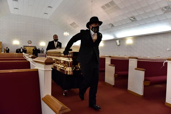 Así es llevado el ataúd con los restos de George Floyd al altar de la iglesia Cape Fear Conference en Raeford, Carolina del Norte.