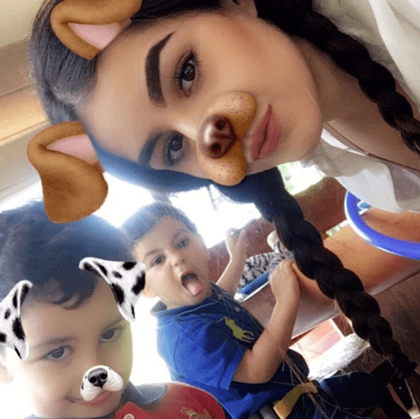 El 20 de junio Bibi compartió con sus seguidores esta imagen en que aparecen Manuel, Daniel y Ana Paula, acompañada de esta leyenda: “Festejando sus tres añitos con su hermana Ana Pau”.