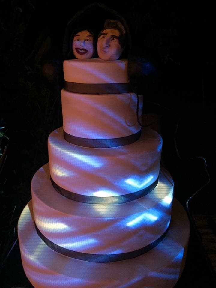 Esta es la imagen del divertido pastel de boda elegido por los novios.