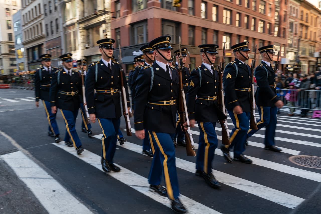 El Desfile del Día de los Veteranos se lleva a cabo en la Quinta Avenida de Nueva York.
