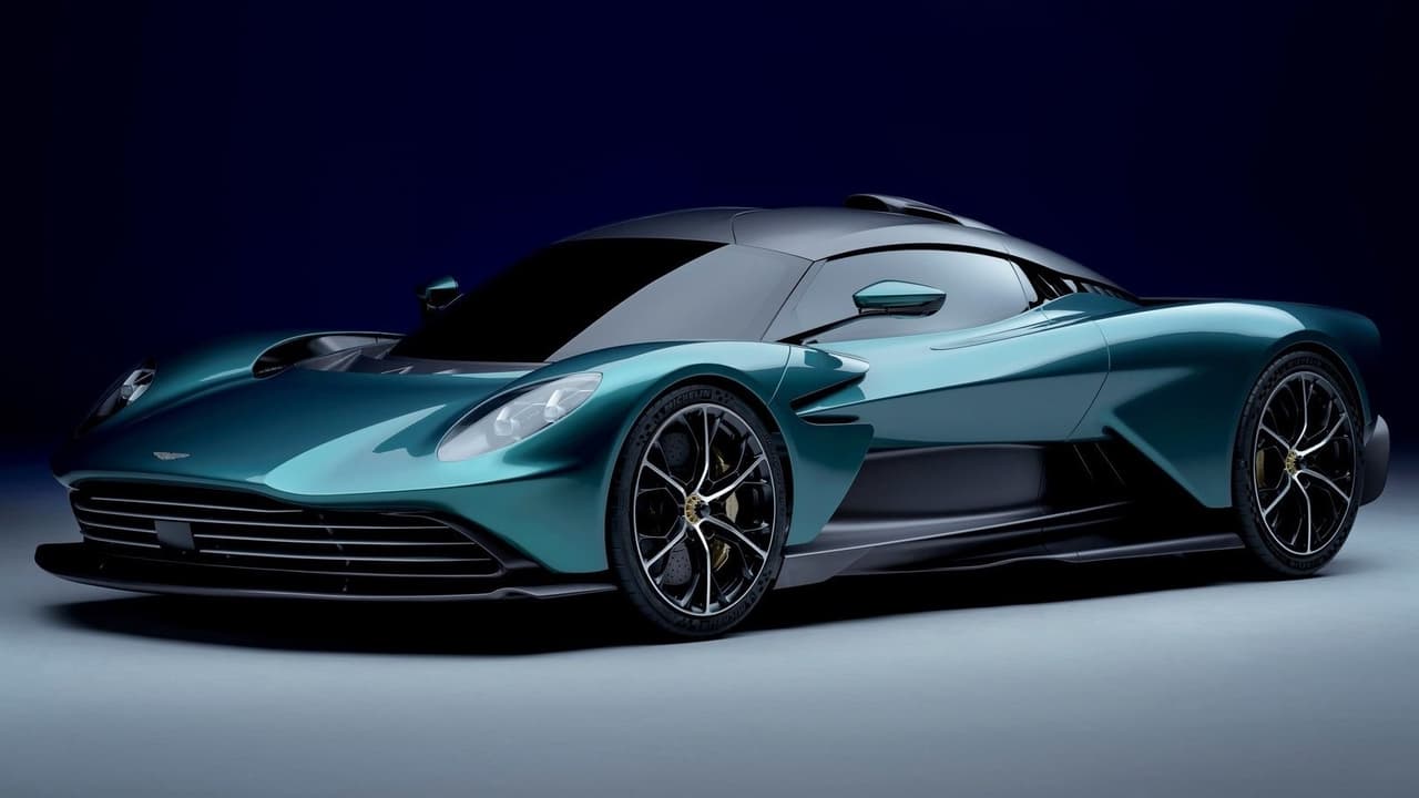 Tras una serie de retrasos, el
<a href="https://www.univision.com/carros/marcas-de-carro/aston-martin" target="_blank">Aston Martin Valhalla </a>vuelve a la escena pública con importantes cambios en su estética y mecánica para su versión definitiva de producción.