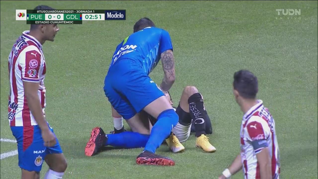 ¡Casi madrugan a Chivas! Gudiño evita el gol de Omar Fernández
