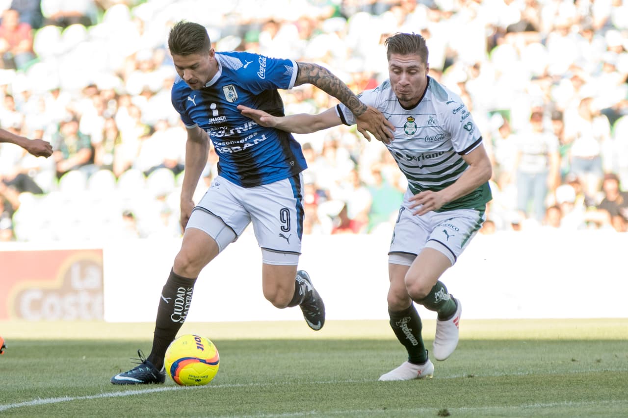 Ya con el segundo gol, Querétaro terminó por desfundarse en el partido.