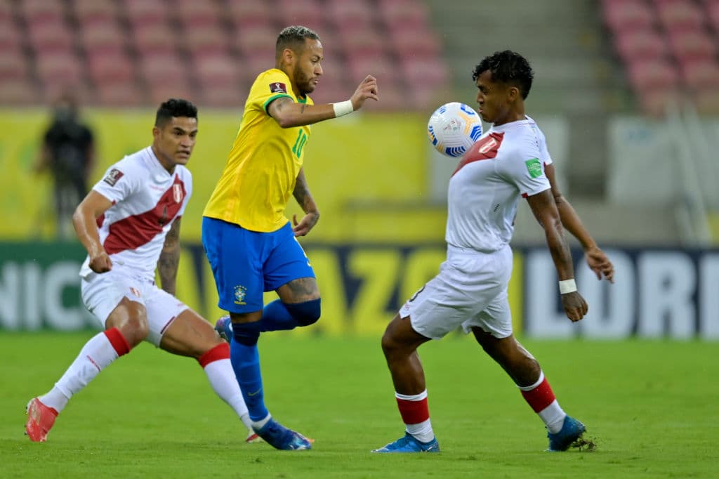 Brasil se mantiene en la cima de la eliminatoria de CONMEBOL luego de vencer a Perú 2-0 en casa.