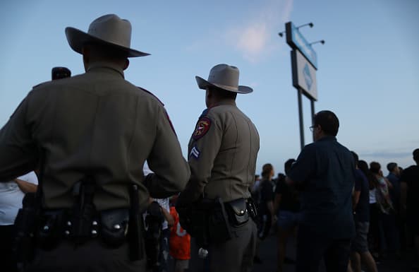 <b>Orden número 7: </b>El Departamento de Seguridad Pública, así como la Oficina del Gobernador, utilizarán todos los recursos disponibles para aumentar el personal en todos los centros de fusión en el estado con el propósito de recolectar y responder mejor a los Informes de actividades sospechosas, y un mejor monitoreo analizando las redes sociales y otros foros en línea, en busca de posibles amenazas.