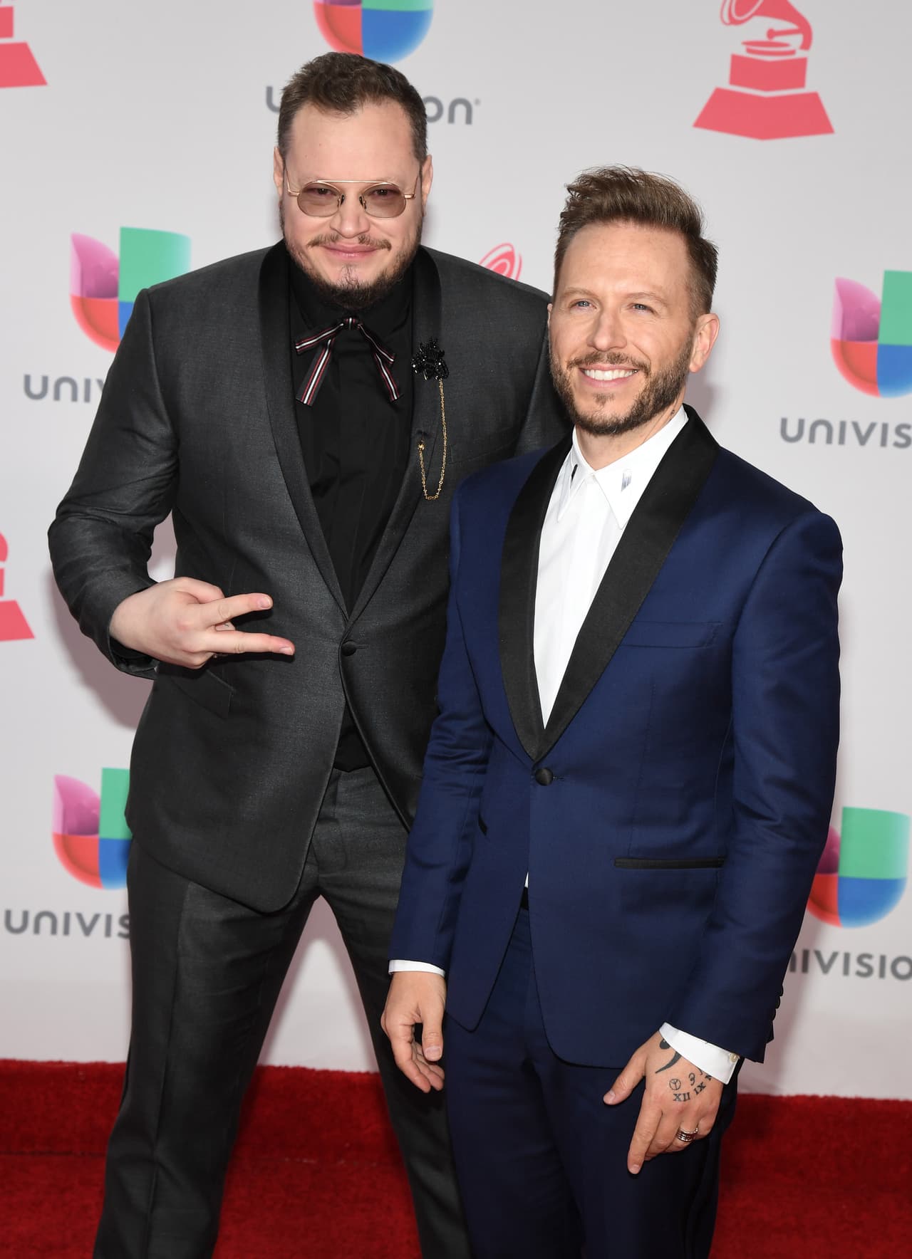Durante la alfombra del Latin GRAMMY de 2016, la dupla musical celebraba su nominación por su exitoso sencillo 'En ésta no'. Leonel García y Noel Schajris, del grupo Sin Bandera, vistieron un traje de doble botonadura en color negro y azul marino, respectivamente. 
<br>
