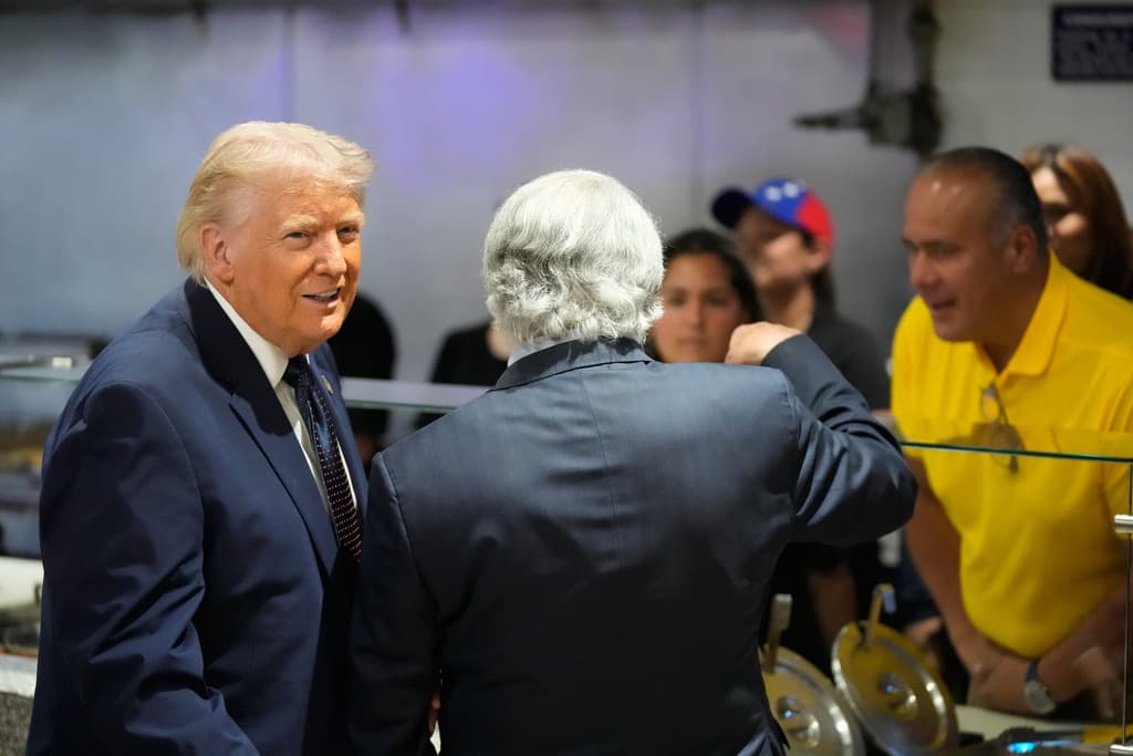 El presidente Trump conversó con varios empleados de El Arepazo.