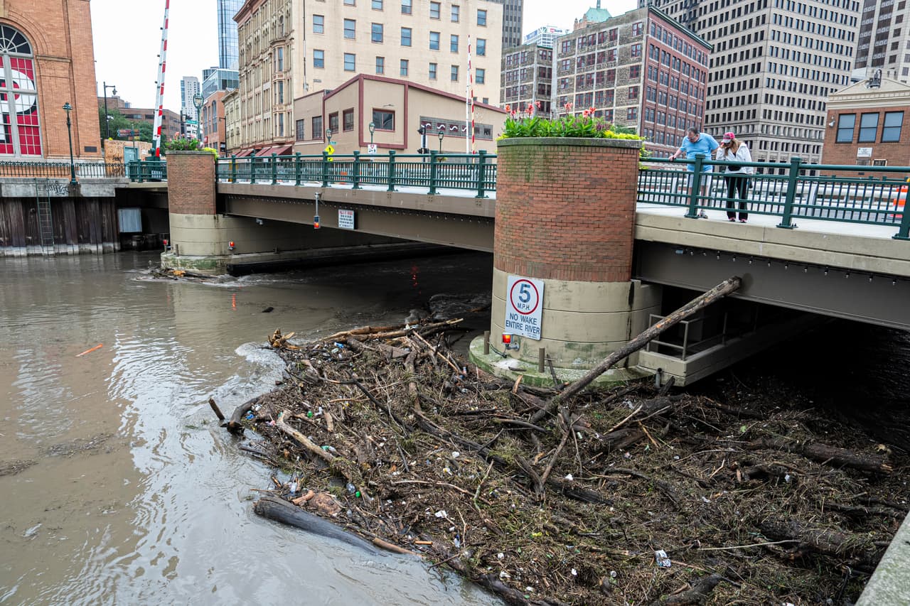 <b>La Cruz Roja abrió dos refugios en Milwaukee</b> para apoyar a los afectados, ofreciendo alimentos, electricidad, atención médica y otros servicios esenciales. Los refugios están ubicados en :
<b> Holler Park, 5151 S. 6th St</b>., sur de Milwaukee Washington Park Senior Center, 4420 W. Vliet St., norte de Milwaukee. Ofrecen alimentos, electricidad y atención básica. Las personas afectadas pueden llamar al 
<b>1-800-RED CROSS </b>para asistencia inmediata.