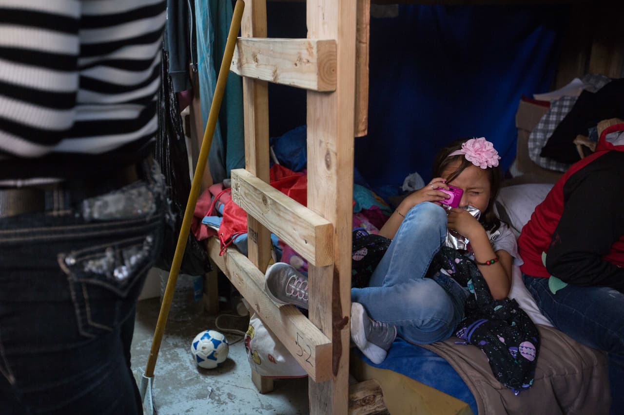 Cuando se le pregunta a Cristina por las razones de su regreso a Guatemala, ella ve a su hija menor, que en la foto juega con su cámara mientras su madre prepara todo para el regreso. 
<b>"Una noche mi hija empezó a llorar y me dijo: 'Mami, no quiero estar aquí, vamos a regresarnos'", </b>recuerda la madre, que no pudo negarse a la petición de la niña.