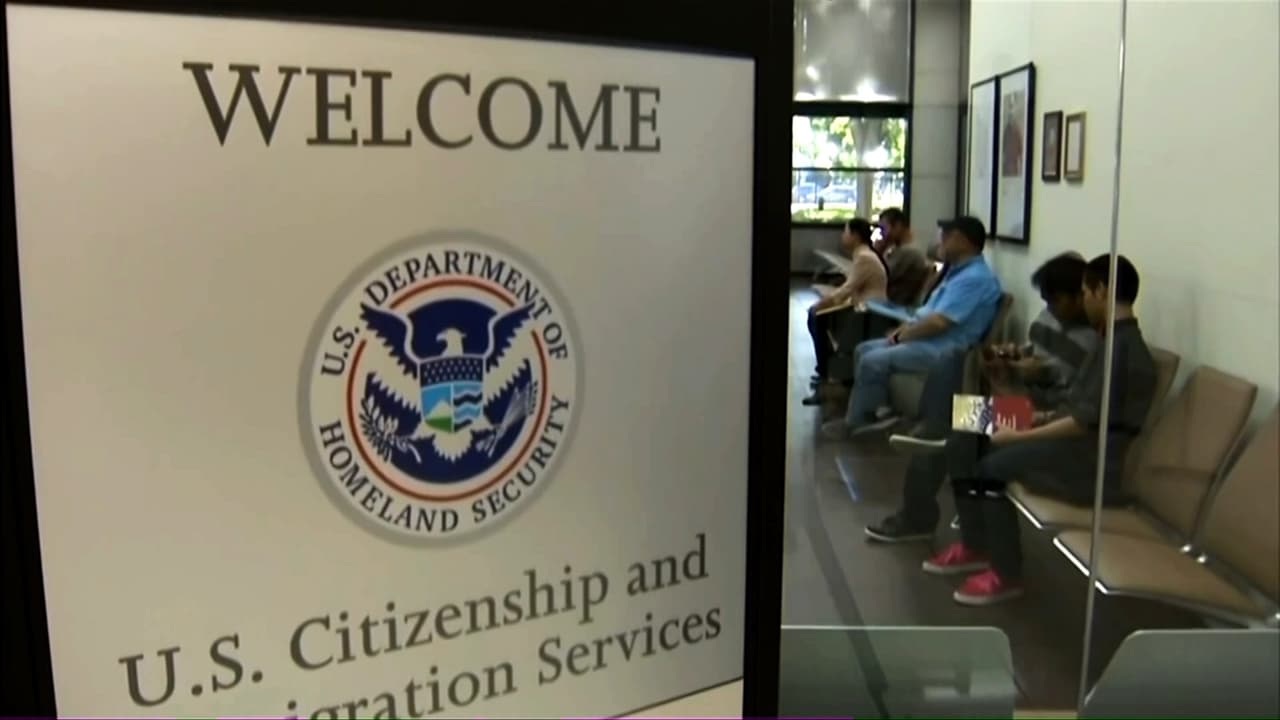 ¿Quiénes son los inmigrantes más afectados por la nueva orden del DHS para tramitar la Green Card fuera del país?