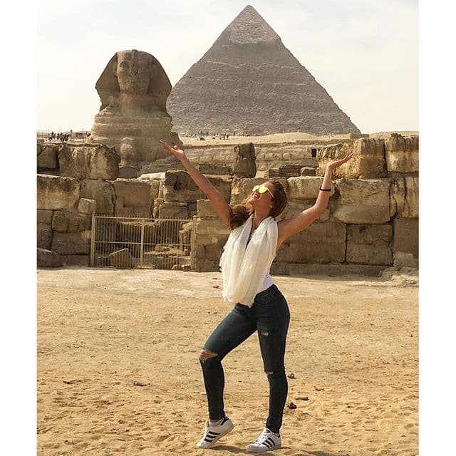 "Claro no podía faltar mi foto en la Gran Esfinge Gizeh. Al inicio de la historia de Egipto, las esfinges representaron la fuerza y la sabiduría del rey. Entre todas ellas destaca la Gran Esfinge de Gizeh, erigida en tiempos de la dinastía IV, la época más gloriosa del Imperio Antiguo. Cuerpo de león y cabeza humana. Este extraño ser híbrido, al que conocemos con el término de esfinge, de origen griego, es uno de los más llamativos del arte egipcio." -@zuleykarivera