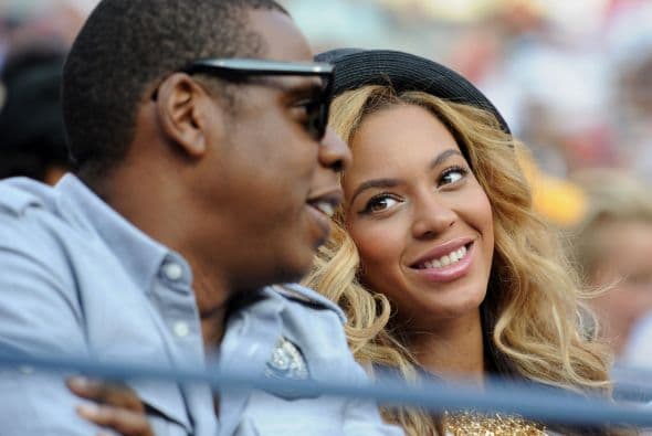A diferencia del resto, este par de tórtolos no se llevan tantos años, Jay-Z sólo es 12 años más viejo que la cantante, pero sólo hay que ver la cara de Beyoncé para saber que es amor de verdad.
