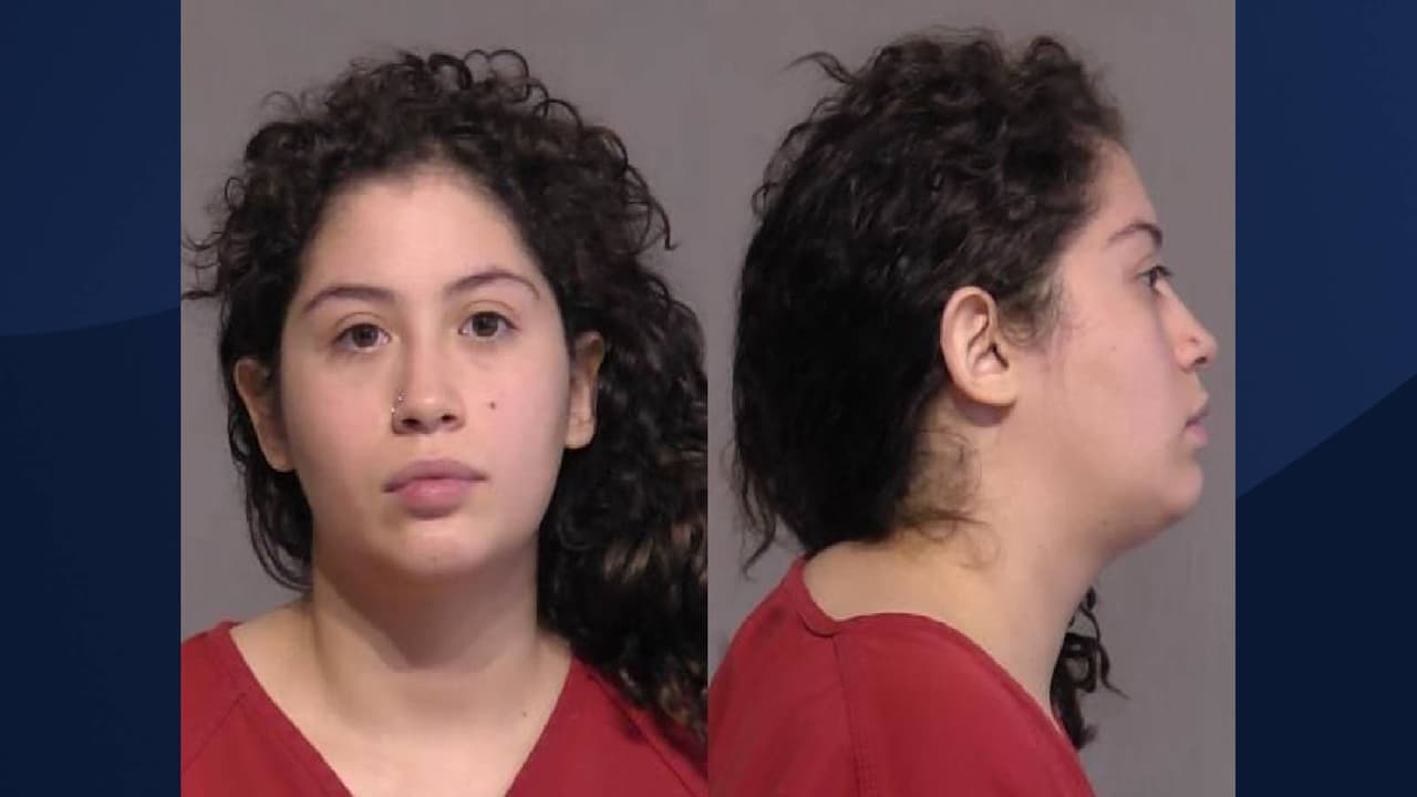 De acuerdo con las autoridades, 
<b>Melissa Sánchez, de 24 años, fue arrestada</b> y registrada por 
<i>obstaculizar el procesamiento.</i>