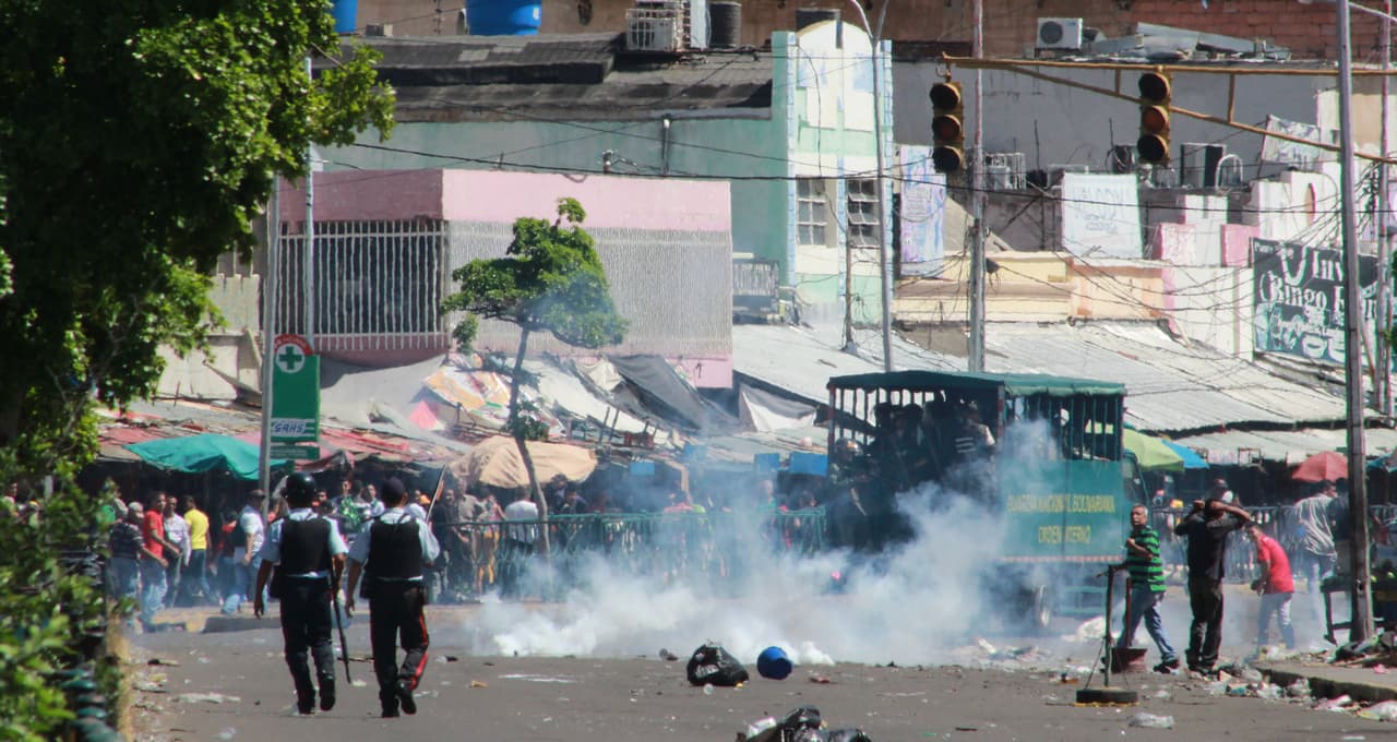 En Maracaibo, capital del estado petrolero de Zulia, funcionarios de la policía lanzaron bombas lacrimógenas contra manifestantes que reclamaban no poder canjear sus viejos billetes de 100 bolívares en la sede local del Banco Central de Venezuela, como en principio había anunciado el ente emisor.