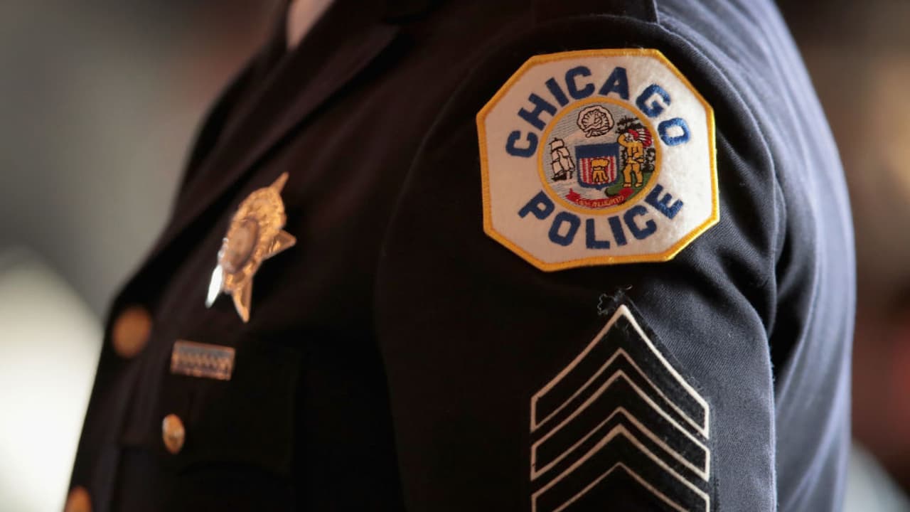 Acusan a policías de Chicago de apuntar sus armas a dos niñas de 4 y 9 años en un cateo equivocado