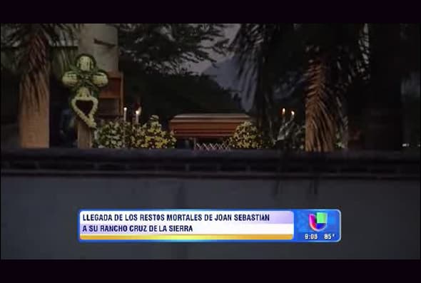 Desde muy tenprano, el féretro del cantante fue colocado al centro de la capilla ardiente.