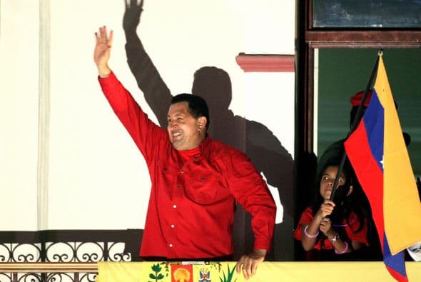 Octubre 7- Tras 14 años en el cargo, el presidente venezolano Hugo Chávez gana su tercera reelección con cerca del 55 por ciento de los votos, 10 puntos de ventaja por encima de su rival, Henrique Capriles.