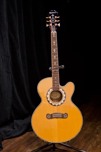 El instrumento está decorado con 13 corazones