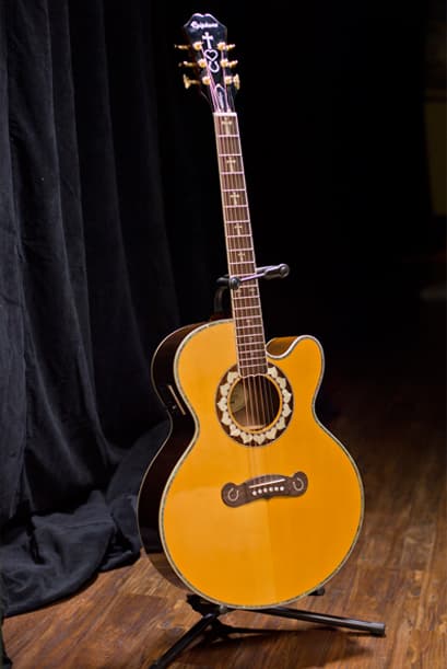 En Premios Juventud también recordamos a Joan Sebastian y aquí tenemos una foto de su emblemática guitarra.