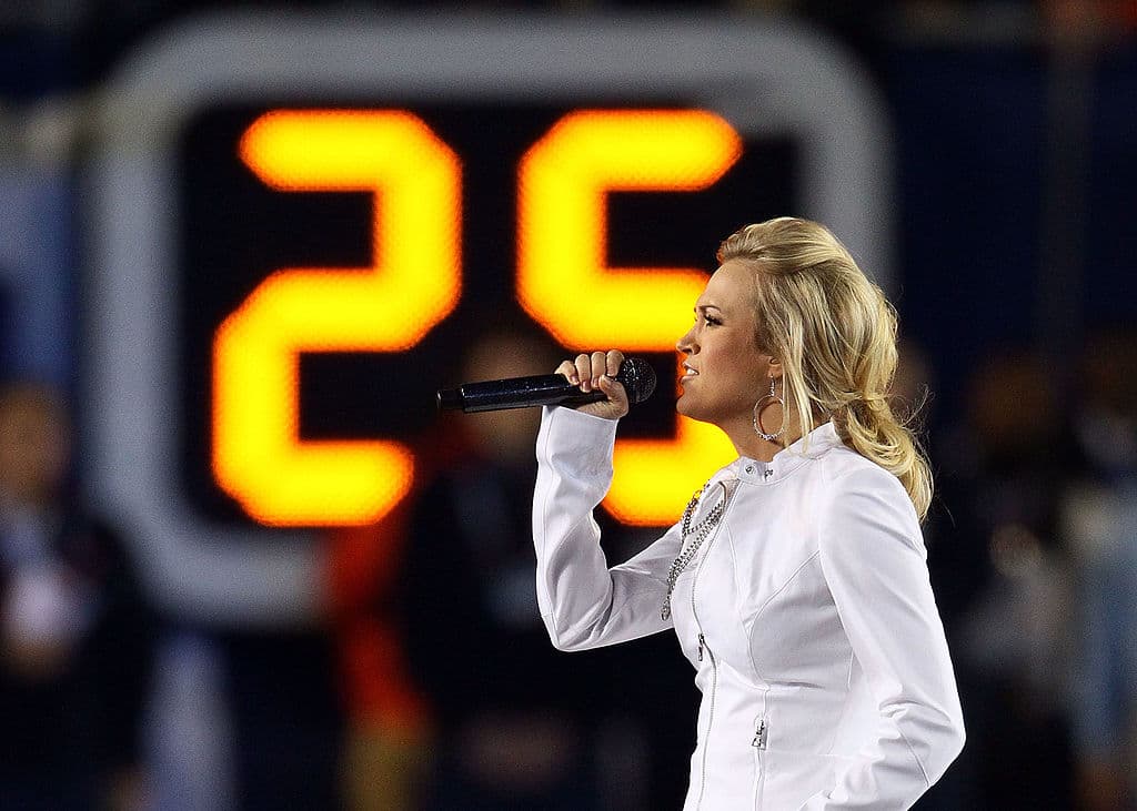 Carrie Underwood lo hizo en el Super Bowl XLIV en el Sun Life Stadium, en Miami Gardens en el 2010.