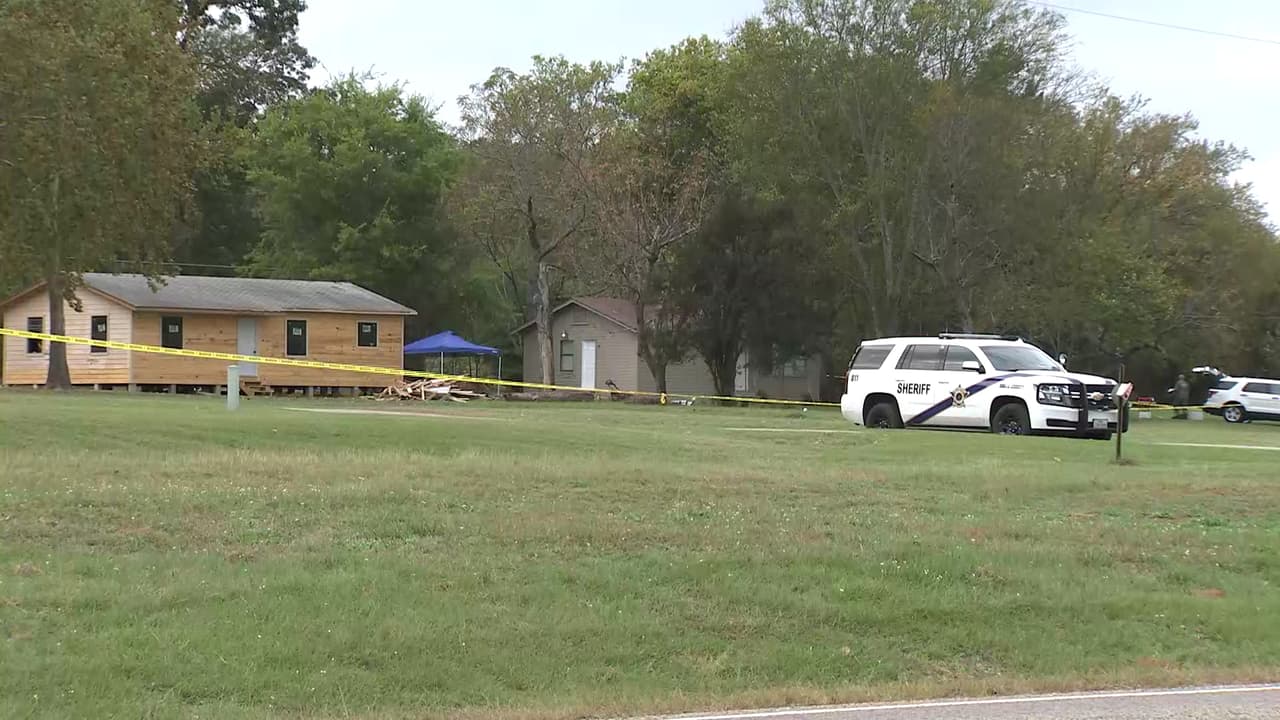 Las autoridades del condado Smith allanaron la propiedad la noche del sábado 6 de noviembre.