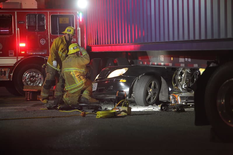 Un carro quedó atrapado debajo de un vehículo de carga el pasado 16 de noviembre en la cuadra 900 de W 253rd St en Harbor City.