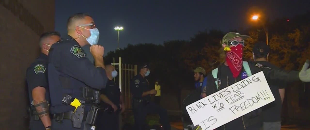 En la capital de Texas, los manifestantes han exigido justicia en los casos de Mike Ramos y Javier Ambler, quienes murieron a manos de agentes locales.