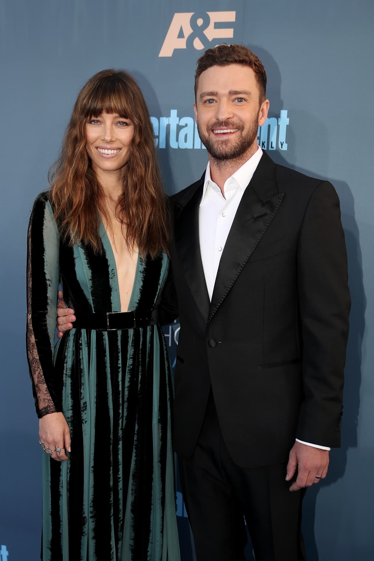 Justin Timberlake, acompañado de Jessica Biel, fue uno de los presentadores de la noche.