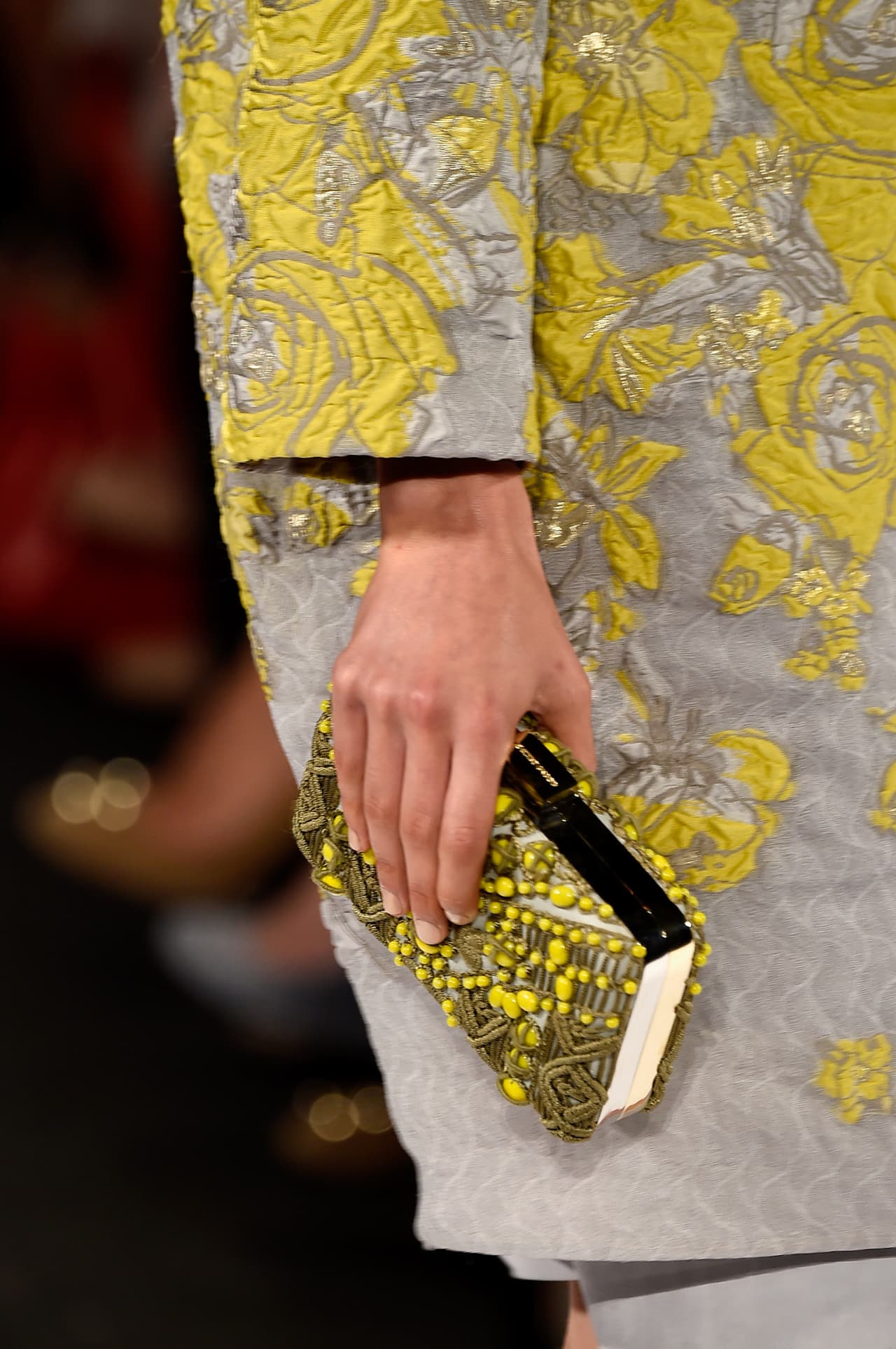 Este color no podía excluir a los mejores accesorios como son los clutch.